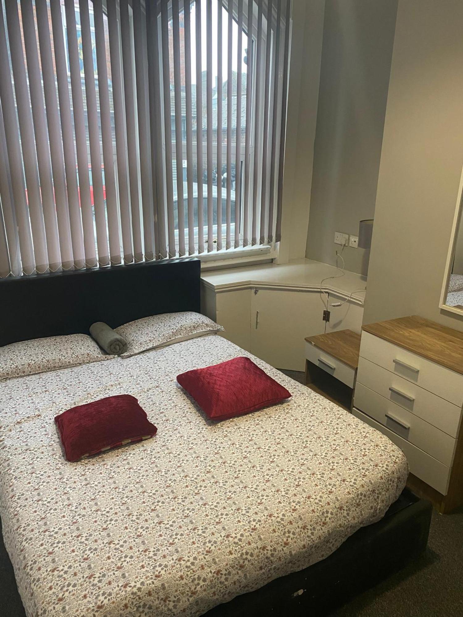 Happy Homes Stoke-on-Trent Экстерьер фото