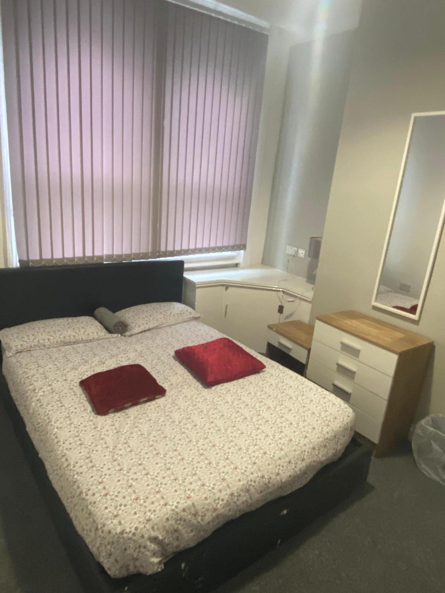 Happy Homes Stoke-on-Trent Экстерьер фото
